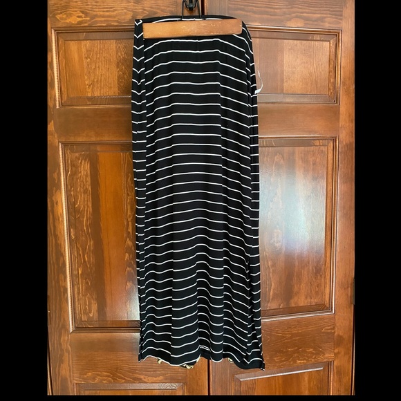Old Navy Dresses & Skirts - NWT: old navy black and white skirt